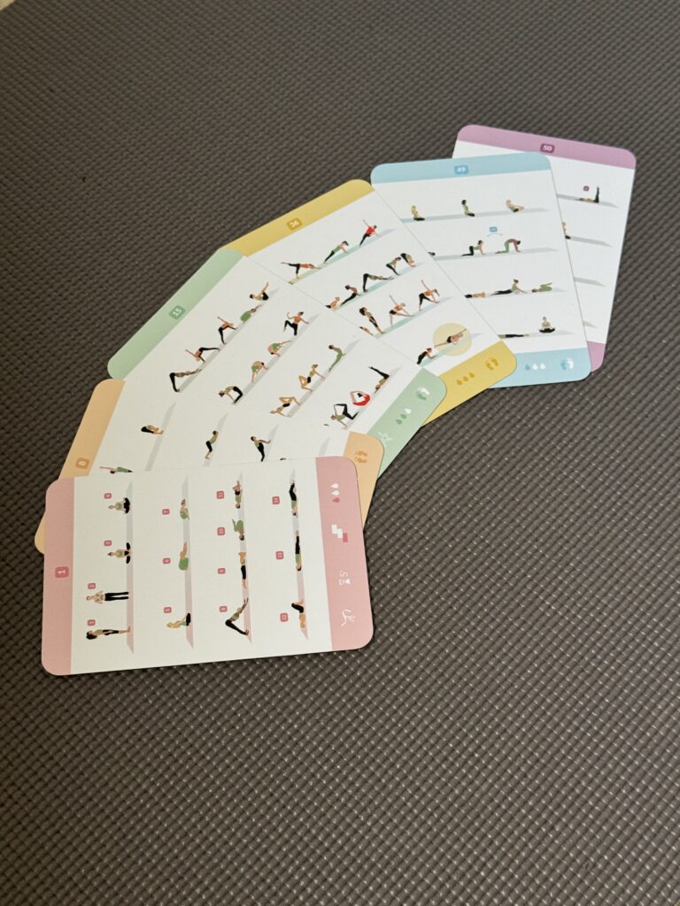 Yoga Sequence Cards disposées en éventail pour créer une séquence de yoga